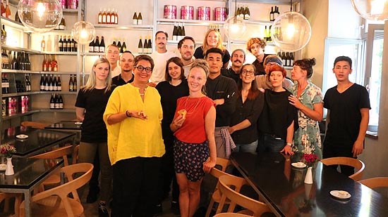 Angela Bauer (Geschäftsführerin und Vorständin des Jugendhilfeträgers hpkj e.V., gelb) und Gastronomin Sandra Forster (rot) fwiwerten mit ihren Mitarbeitern den 11. Geburtstag des Das Roecklplatz  (©Foto: Martin Schmitz9